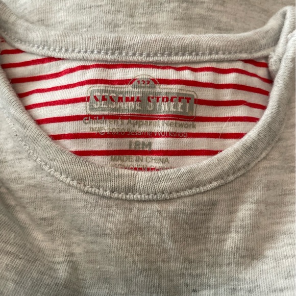 Sesame Street Gray and Red Short Sleeve Tees size 18 months - Picture 6 of 7